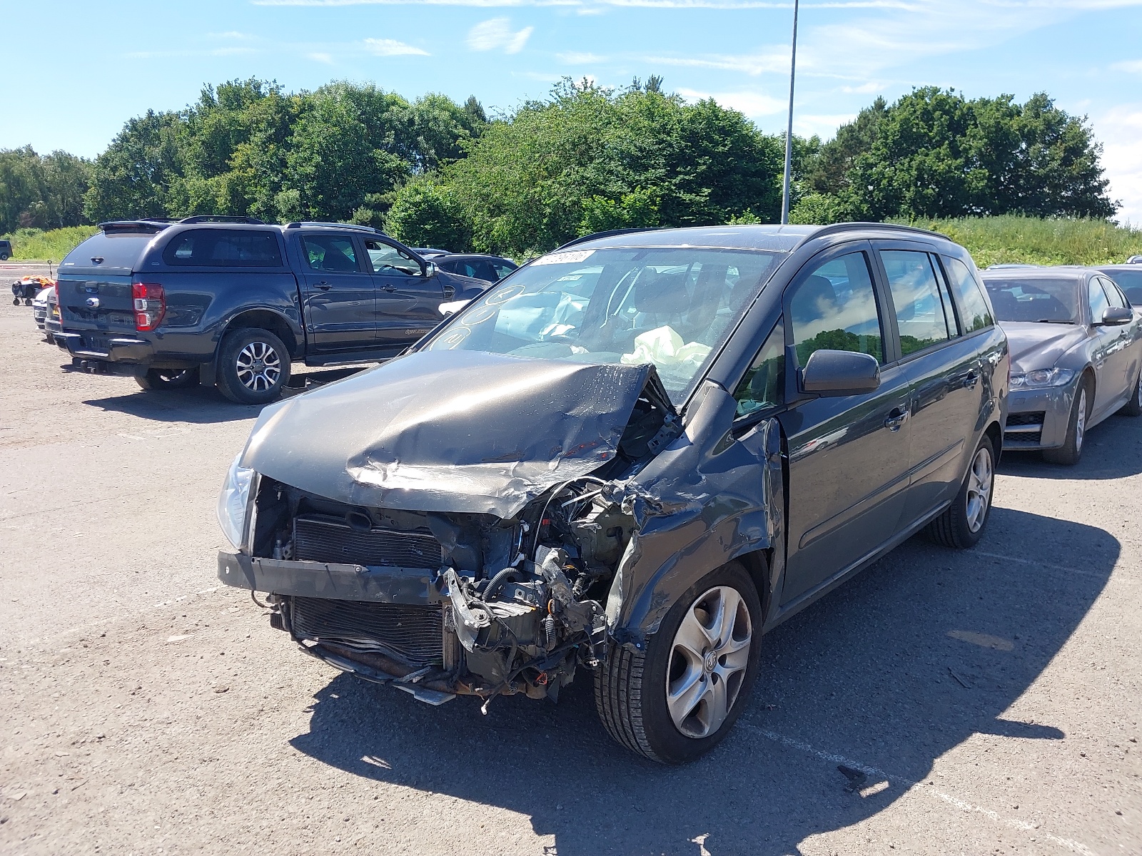 『Self Service』vol.25（2006年 Fall／Winter号） VAUXHALL ZAFIRA | U-Pull-It | Breakers Yards
