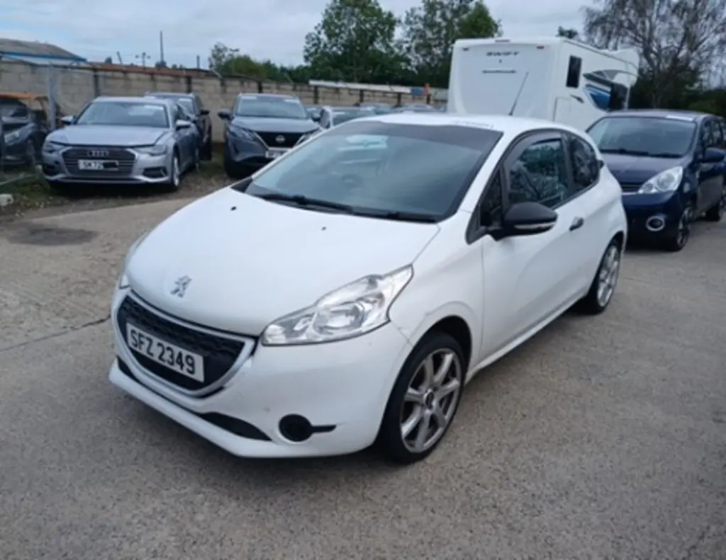 PEUGEOT 208